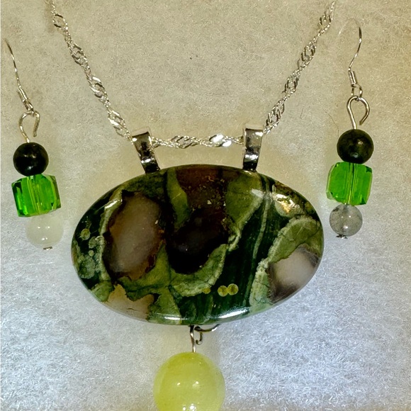 Green and Silver Pendant Necklace and Earring Set - Picture 1 of 2